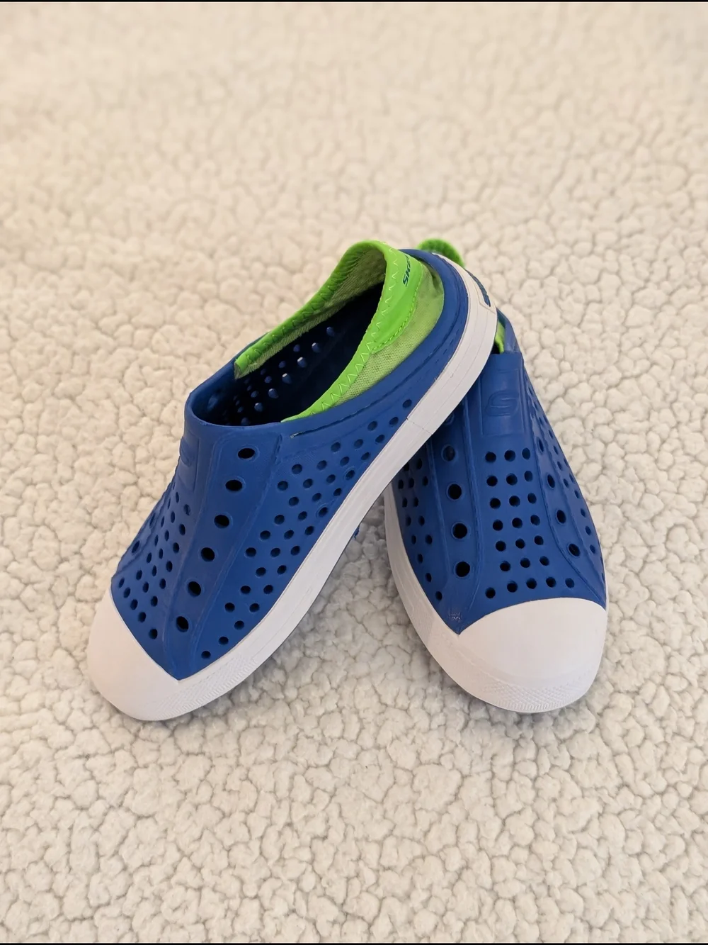 Great Condition: Skechers Foamies Guzman Steps Kids 3